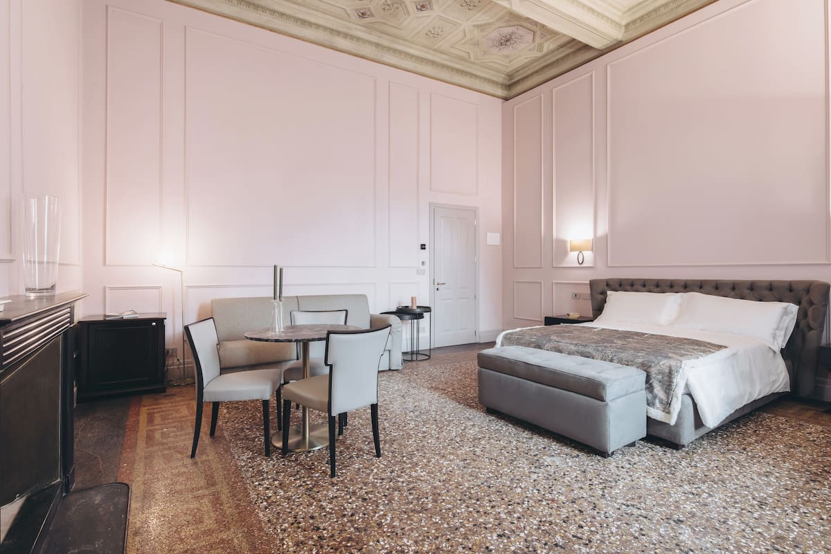 Suite (Rose) | 1 bedroom, hypo-allergenic bedding, down duvets, pillow-top beds