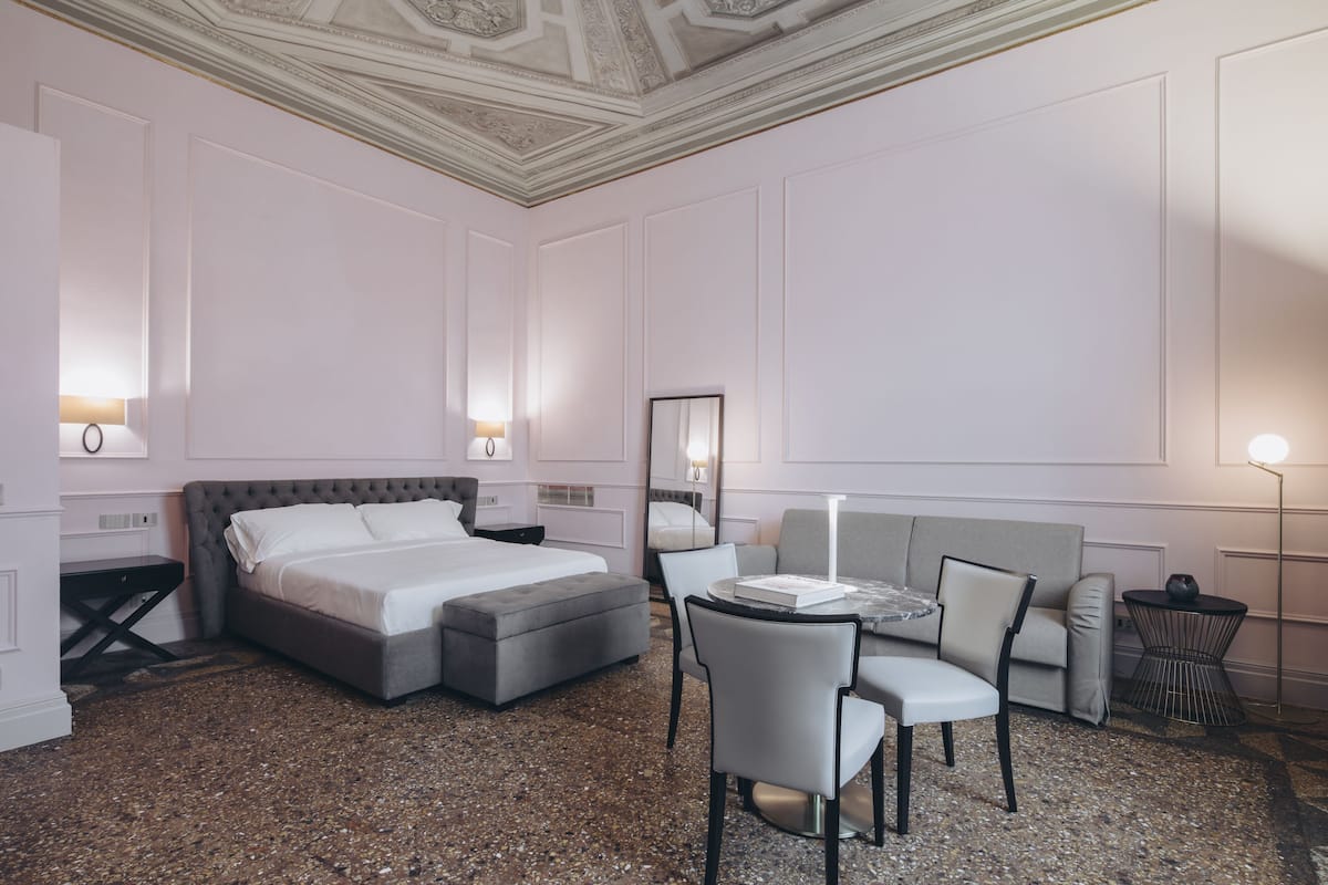 Suite (Exagon) | 1 bedroom, hypo-allergenic bedding, down duvets, pillow-top beds