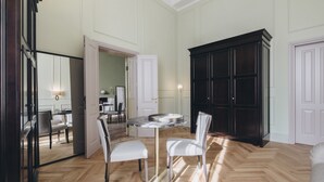 Suite, cocina básica (Smart) | Zona de estar | Smart TV de 50 pulgadas con canales digitales, una televisión