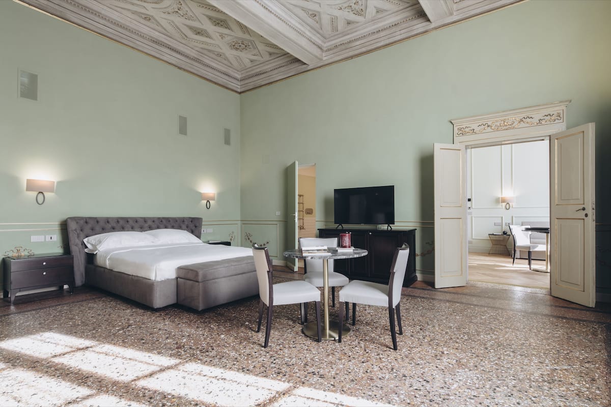 Suite (Cherubs) | 1 bedroom, hypo-allergenic bedding, down duvets, pillow-top beds
