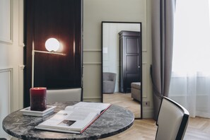 Suite, tekjøkken (Contemporary) | 1 soverom, allergitestet sengetøy, dundyner og senger med overmadrass