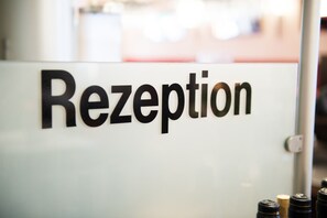 Ein Schild mit der Aufschrift 'Reception'.