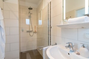 Apartment (Feld) | Badezimmer | Dusche, Regendusche, Haartrockner, Fußbodenheizung (Badezimmer)
