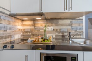 Studio (Strand) | Eget pentry | Stort kylskåp, mikrovågsugn, spishäll och diskmaskin