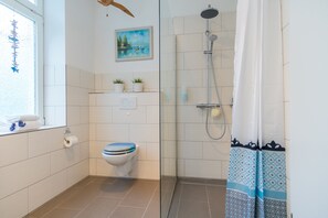 Apartment (Meer) | Bathroom | Shower, rainfall showerhead, hair dryer, heated floors - Ein Bett im Norden Nr. 7 (Fehmarn)