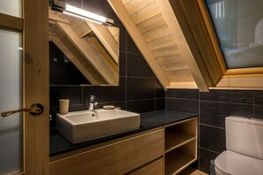 Badekar, hårtørrer, bidet, håndklæder