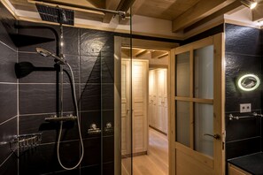 Badekar, hårtørrer, bidet, håndklæder