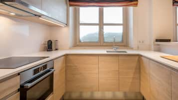 Coffee/tea maker, fridge, microwave, oven