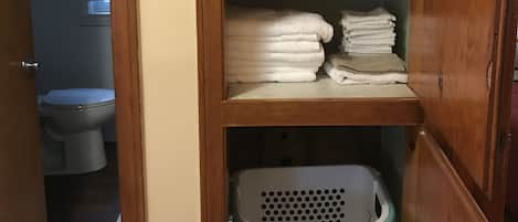Tina, toallas, papel de baño