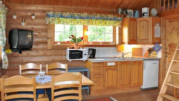 Fridge, oven, stovetop, coffee/tea maker