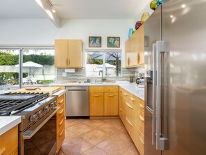 Fridge, microwave, oven, stovetop - House of Stardust - Midcentury Desert Gem (Palm Springs)