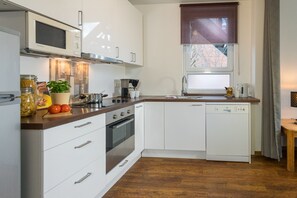 Apartament (Übersee) | Cuina privada | Frigorífic gran, microones, placa de cuina i rentaplats 