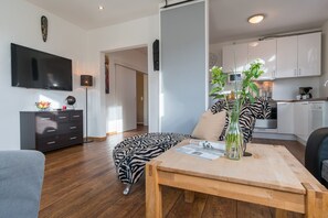 Apartment (Übersee) | Wohnbereich | 50-Zoll-Smart-TV mit Satellitenempfang, Fernseher, Netflix