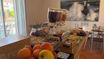 Café da manhã com pratos da culinária local grátis todos os dias