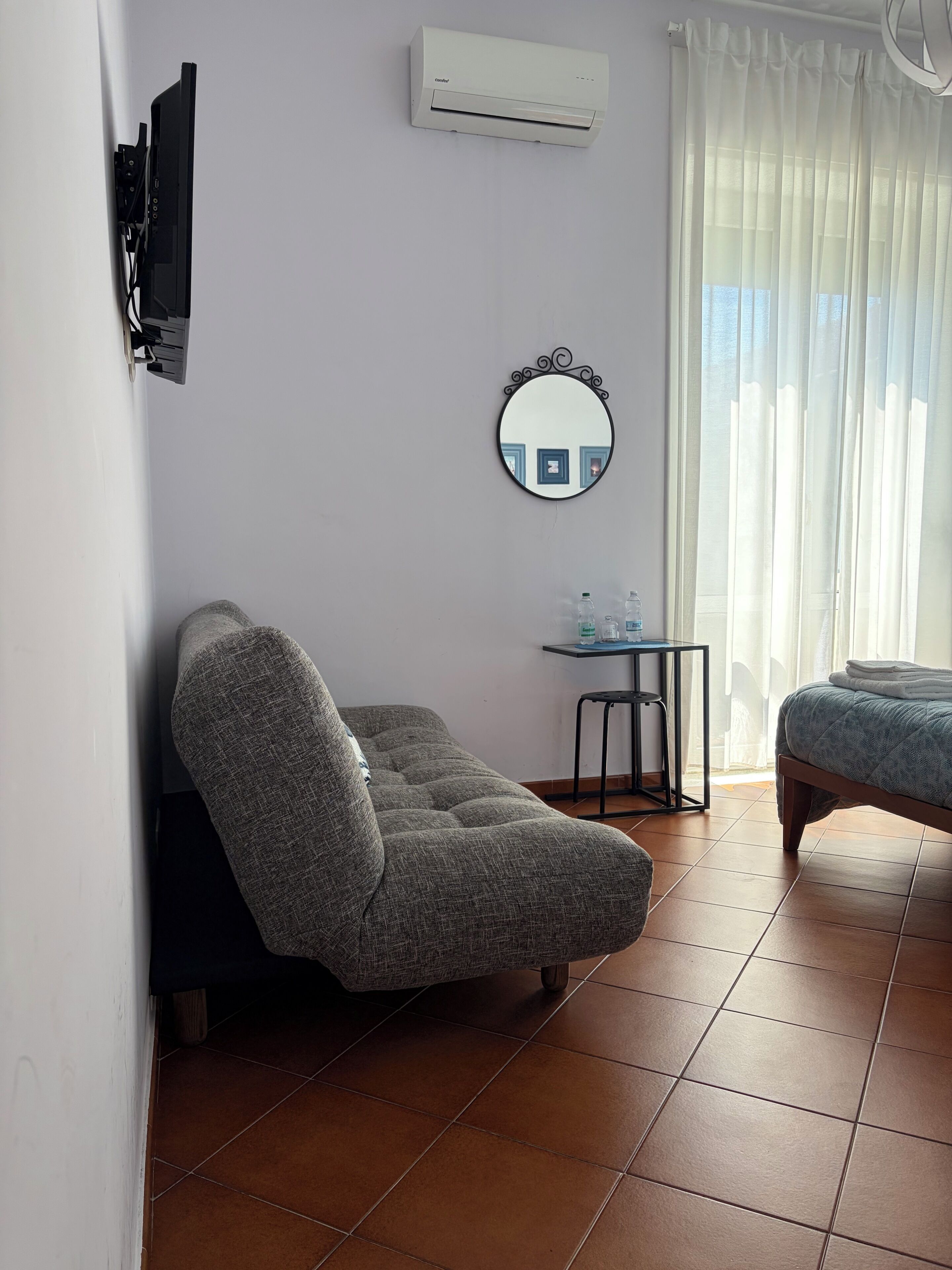 Quarto triplo standard, sacada | Área de estar | TV LED 30 polegadas com canais digitais, TV, livros