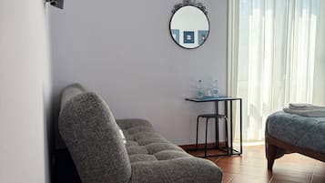 Quarto triplo standard, sacada | Área de estar | TV LED 30 polegadas com canais digitais, TV, livros