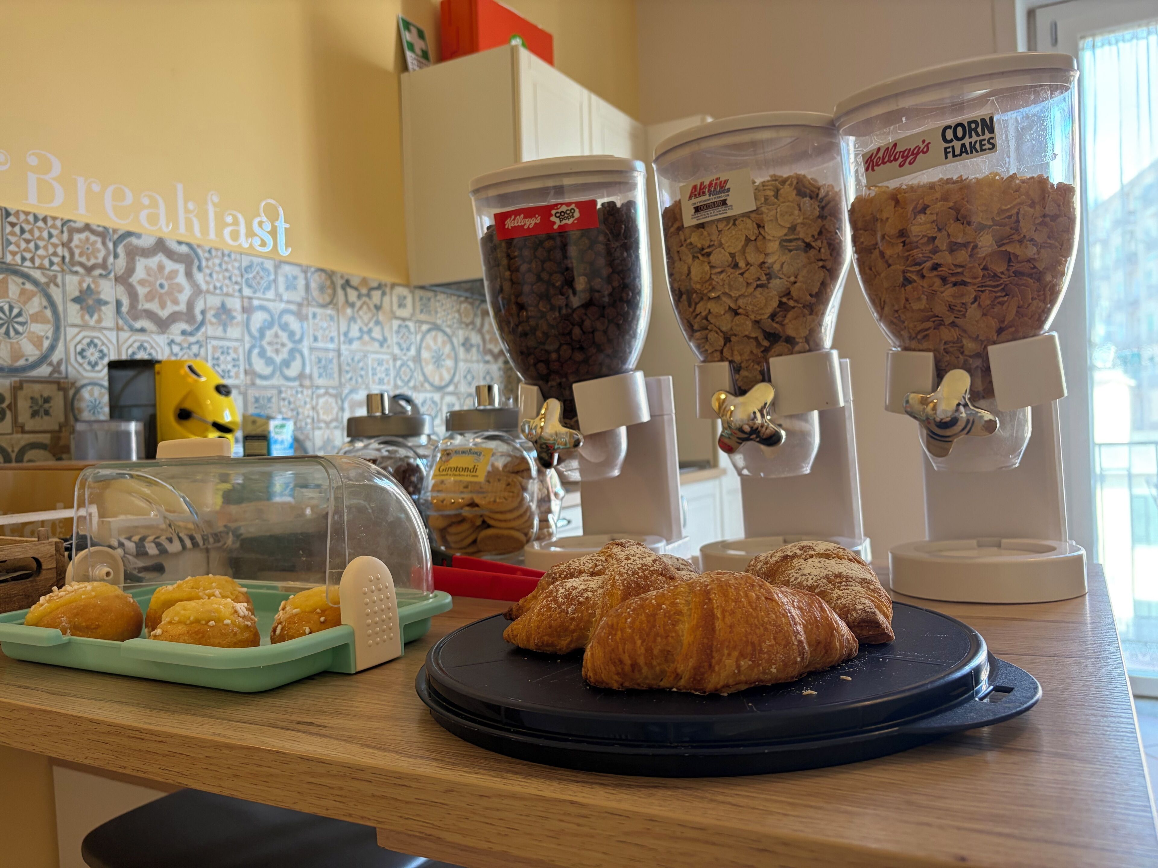 Un buffet de petit-déjeuner proposant une variété d’aliments et de plats.