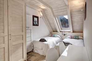 5 bedrooms, iron/ironing board, free WiFi, bed sheets