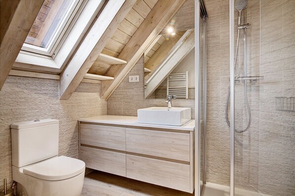 Bathtub, hair dryer, towels