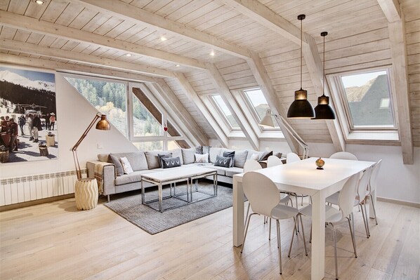 Interior - Passarell its a Beautiful typical mountain triplex for 12p at the foot of slopes in Baqueira 1500 (Baqueira)