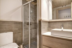 Bathtub, hair dryer, towels