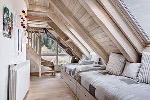 5 bedrooms, iron/ironing board, free WiFi, bed sheets