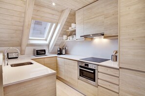 Kylskåp, mikrovågsugn, ugn och diskmaskin