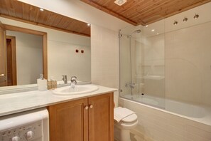 Badewanne, Haartrockner, Handtücher