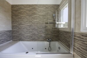 Appartamento Deluxe (Mirto) | Bagno | Set di cortesia gratuito, asciugacapelli, asciugamani