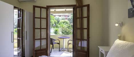 Deluxe Apartment (Mirto) | Iron/ironing board, free cots/infant beds, free WiFi, bed sheets