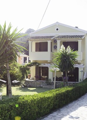 Front of property - Miltiadis Apartments (Corfu)