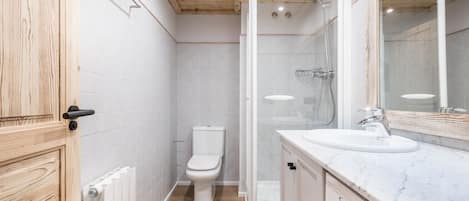 Bathtub, hair dryer, towels