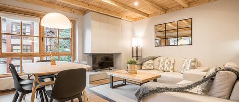 TV, fireplace, DVD player