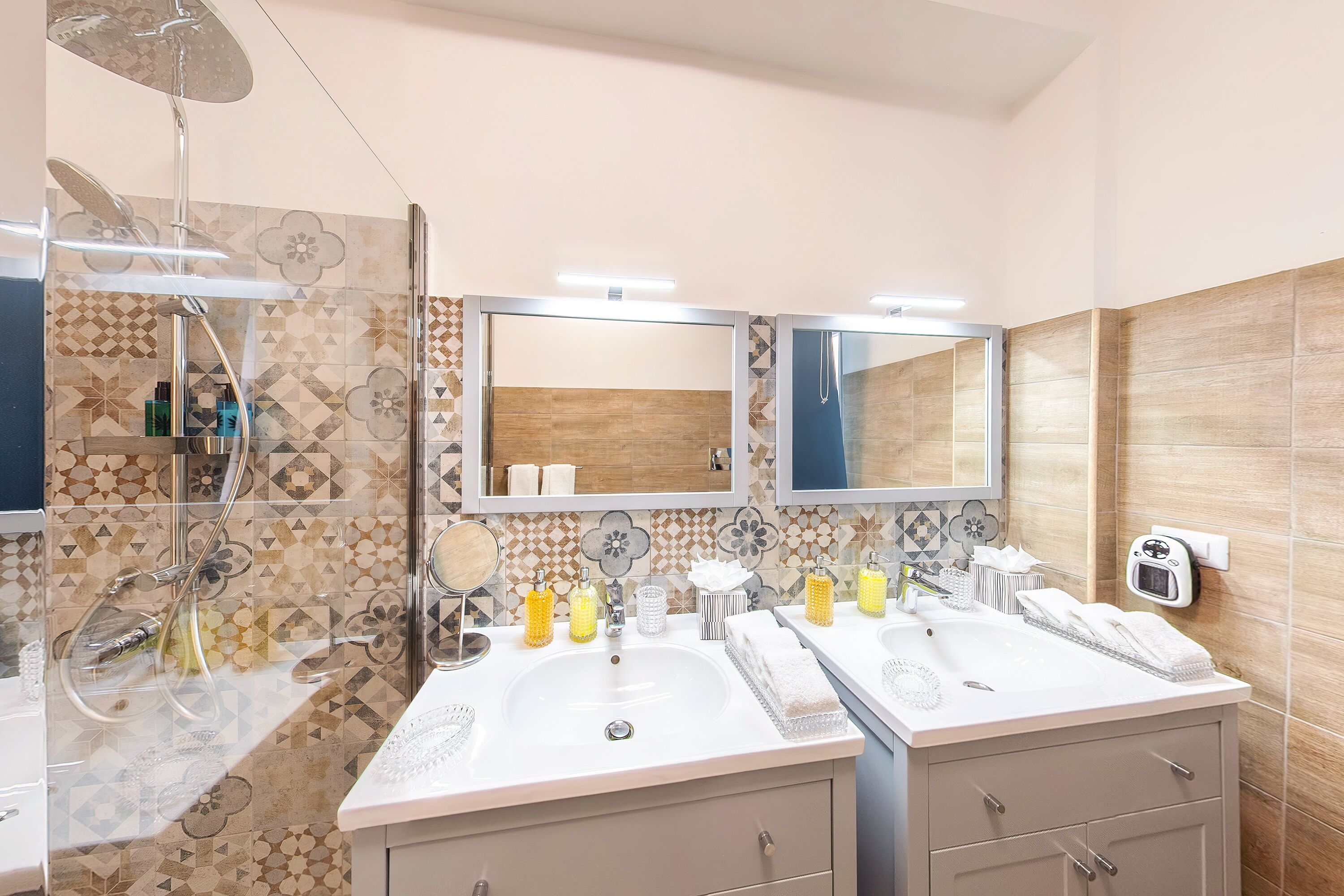 Habitación tradicional, 1 cama de matrimonio grande | Baño | Ducha, cabezal de ducha tipo lluvia, secador de pelo y albornoces