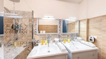 Traditional Room, 1 King Bed | Bathroom | Shower, rainfall showerhead, hair dryer, bathrobes