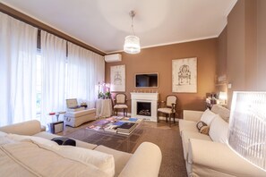 43-inch Smart TV with satellite channels, TV, Netflix - Maison de Famille (Palermo)