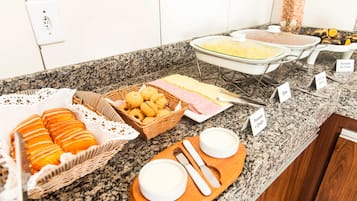 Café da manhã com buffet grátis todos os dias