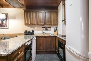 Kühlschrank, Mikrowelle, Ofen, Geschirrspüler