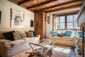 Fernseher, Kamin, DVD-Player