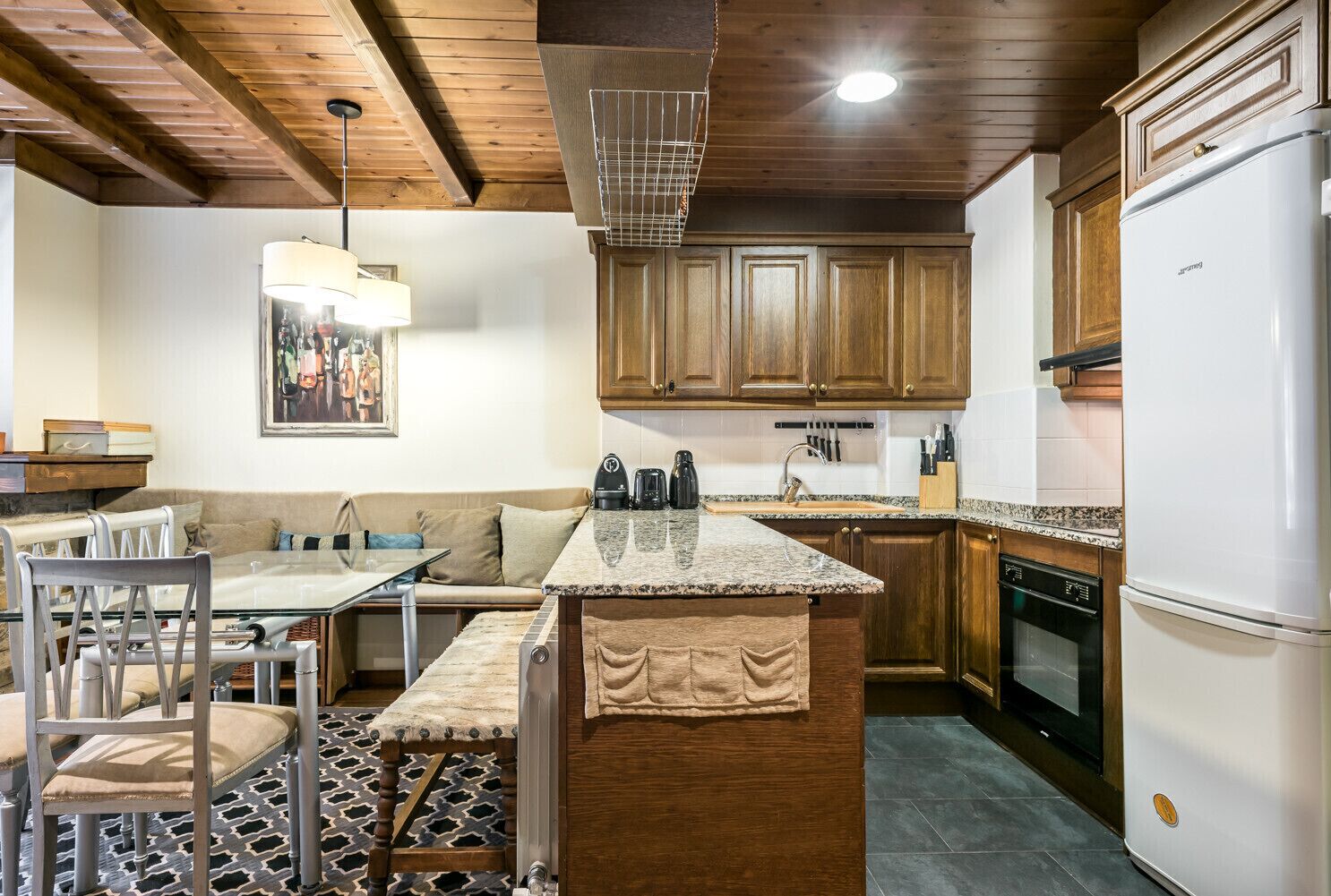 Een koelkast, een microgolfoven, een oven, een vaatwasser