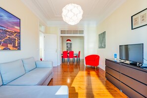 Apartment, 3 Schlafzimmer | Wohnbereich | Flachbildfernseher