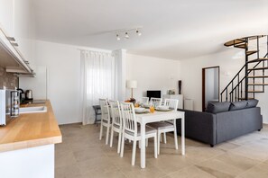 Villa, 3 Schlafzimmer, Talblick | Wohnbereich | Flachbildfernseher