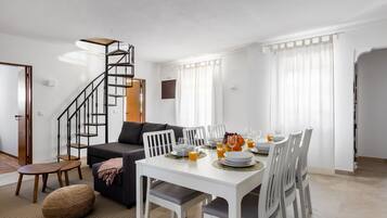 Vila, 3 quartos, vista para o vale | Opções para refeição no quarto