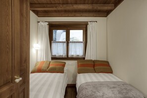 3 bedrooms, iron/ironing board, free WiFi, bed sheets