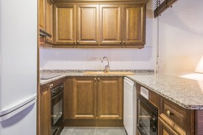 Geladeira, micro-ondas, fogão, lava-louças