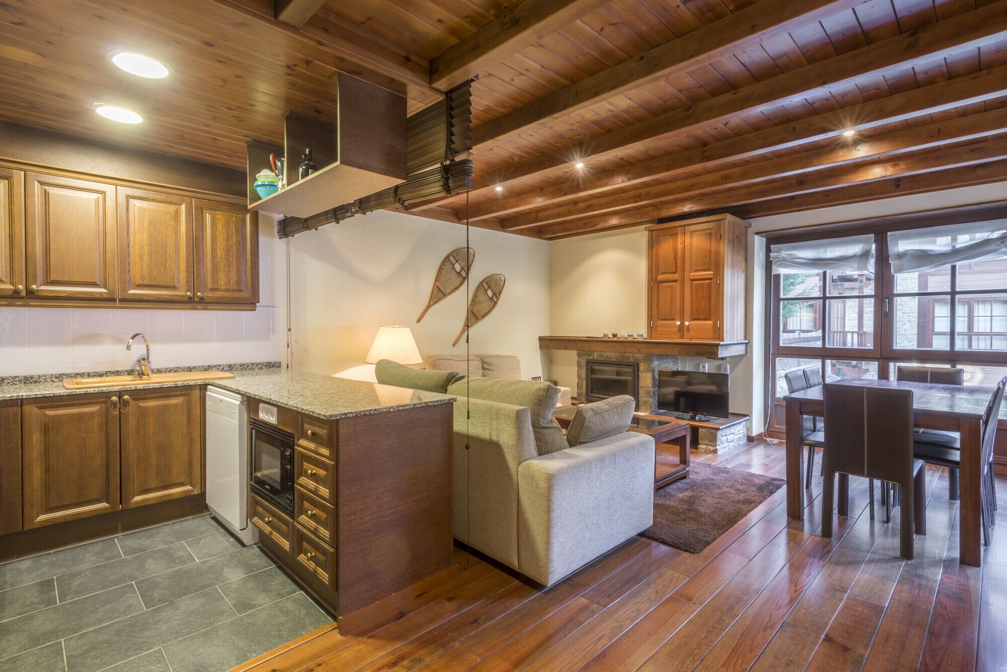 Télévision, cheminée, lecteur de DVD