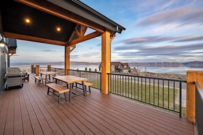Outdoor dining - Black Timer Lodge (Sleeps 36) by Bear Lake Luxury Rentals (Fish Haven)
