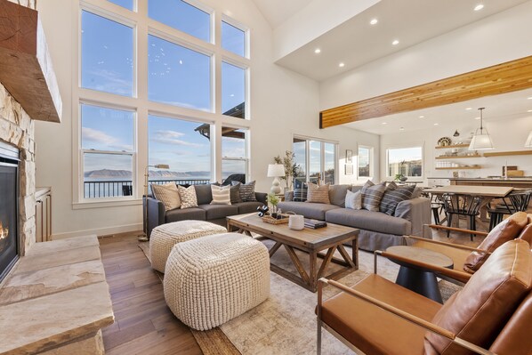 Téléviseur connecté, foyer, Netflix, table de ping-pong