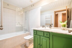 Baignoire, sèche-cheveux, serviettes fournies