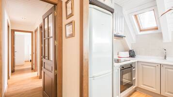 Frigorífico, microondas, horno y lavavajillas